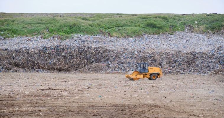 Более 100 кубометров мусора в Анадыре накроют геотекстилем и запаяют
