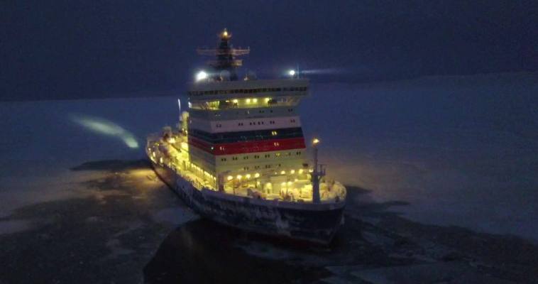 Ледокол &quot;Арктика&quot; завершает проводку судов с Чукотки в восточном направлении