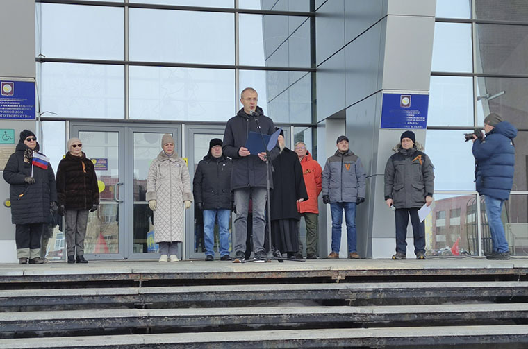 Роман Копин выступает на митинге в поддержку спецоперации